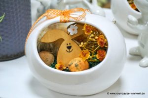 Österliche Dekoration im Keramikkörbchen
