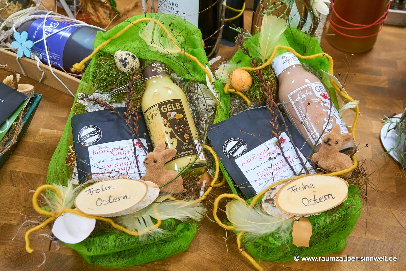 Präsente aus Likör "Scharfes Gelb" und Kaffee aus sächsischer Kaffee-Manufaktur mit Deko-Hasen österlich dekoriert