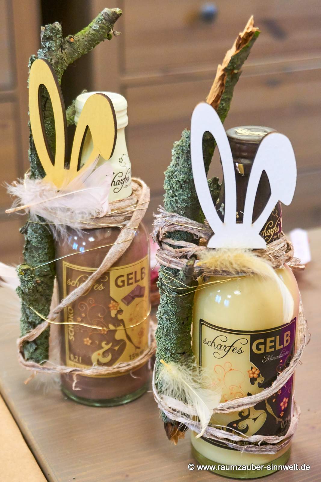 Likör "Scharfes Gelb" als Präsent österlich dekoriert.