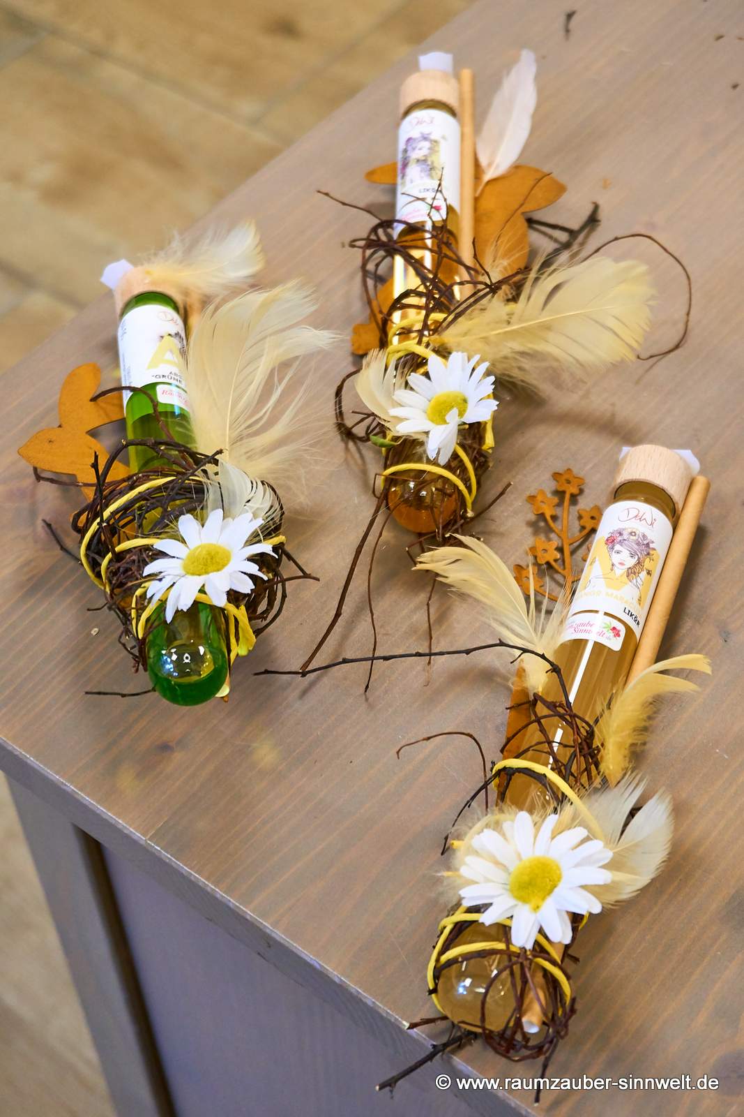 Verschiedene Likörröhrchen als Präsente österlich dekoriert.