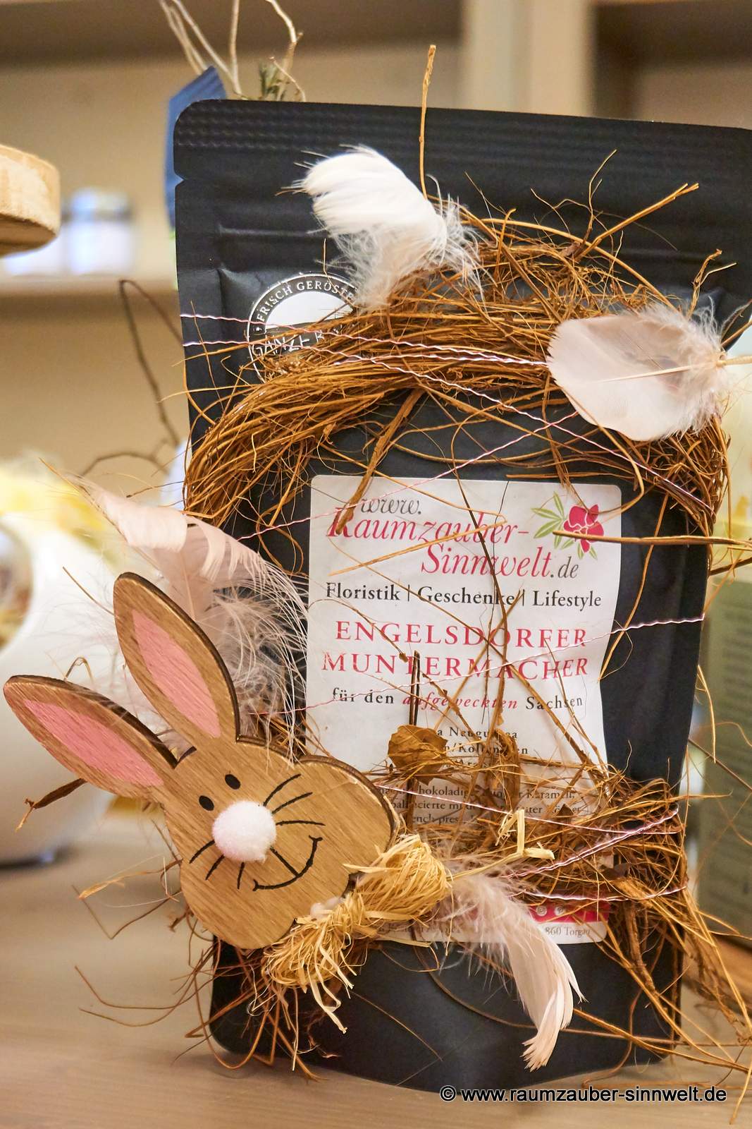 Präsent aus Kaffee aus sächsischer Kaffee-Manufaktur mit Deko-Hasen österlich dekoriert