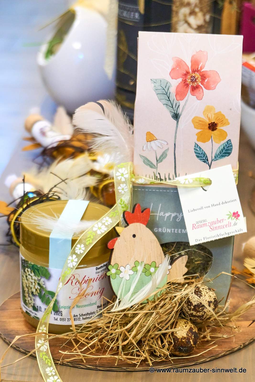 Präsent aus naturbelassenem Tee vom Grätz-Verlag und Neuseenland-Honig mit Dekohuhn österlich dekoriert.