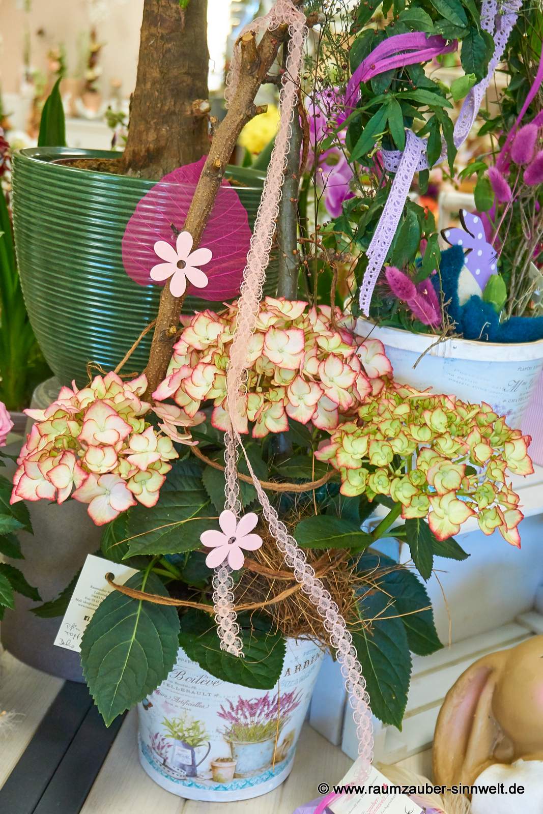 Hortensie im Blechgefäß dekoriert