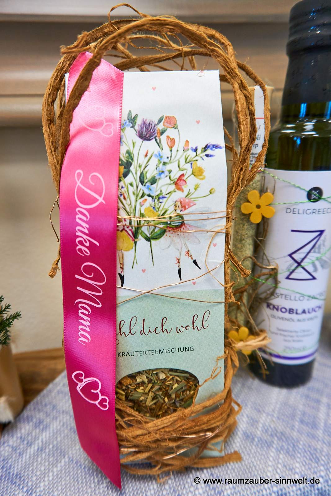 Naturbelassene Kräuterteemischungen vom Grätz Verlag als Präsent dekoriert.
