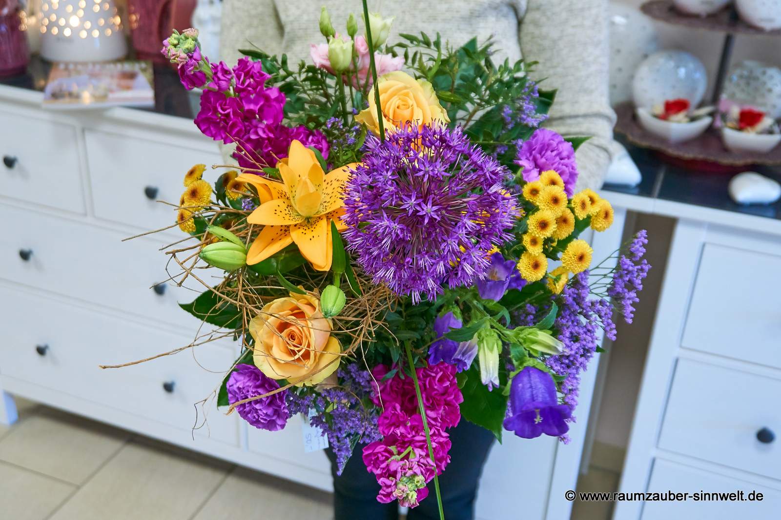 Rundstrauß aus Allium, Rosen, Glockenblumen, Levkoje, Lilien und Chrysanthemen
