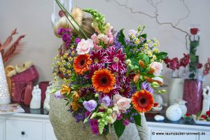 Rundstrauß aus Löwenmaul, Gerbera, Alstromerien, Chrysanthemen, Nelken und Kamille