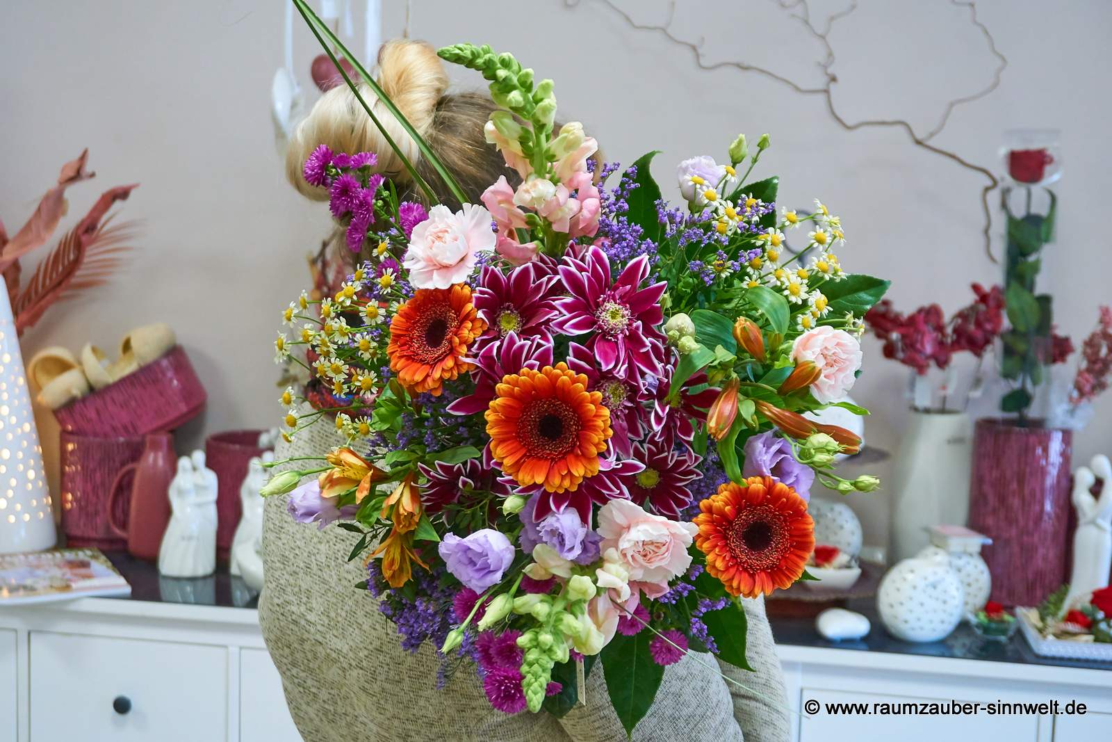 Rundstrauß aus Löwenmaul, Gerbera, Alstromerien, Chrysanthemen, Nelken und Kamille