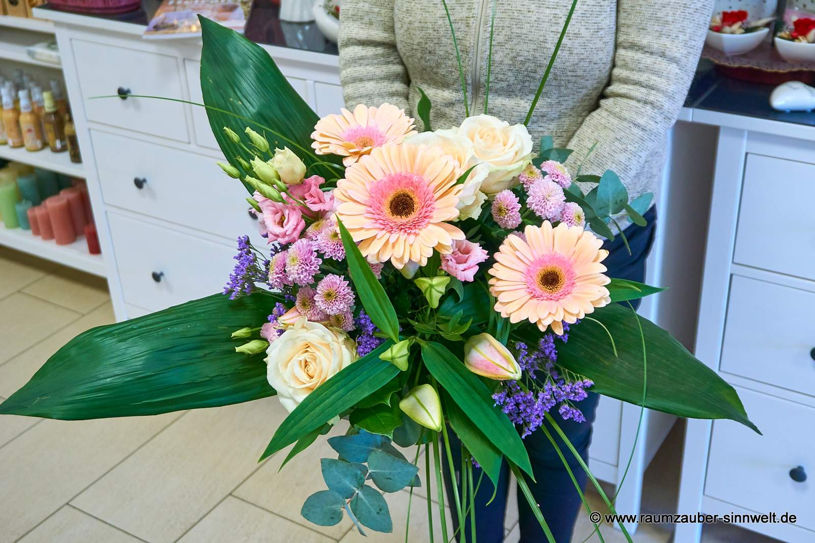 Rundstrauß aus Gerbera, Lilien, Chrysanthemen und Eustoma