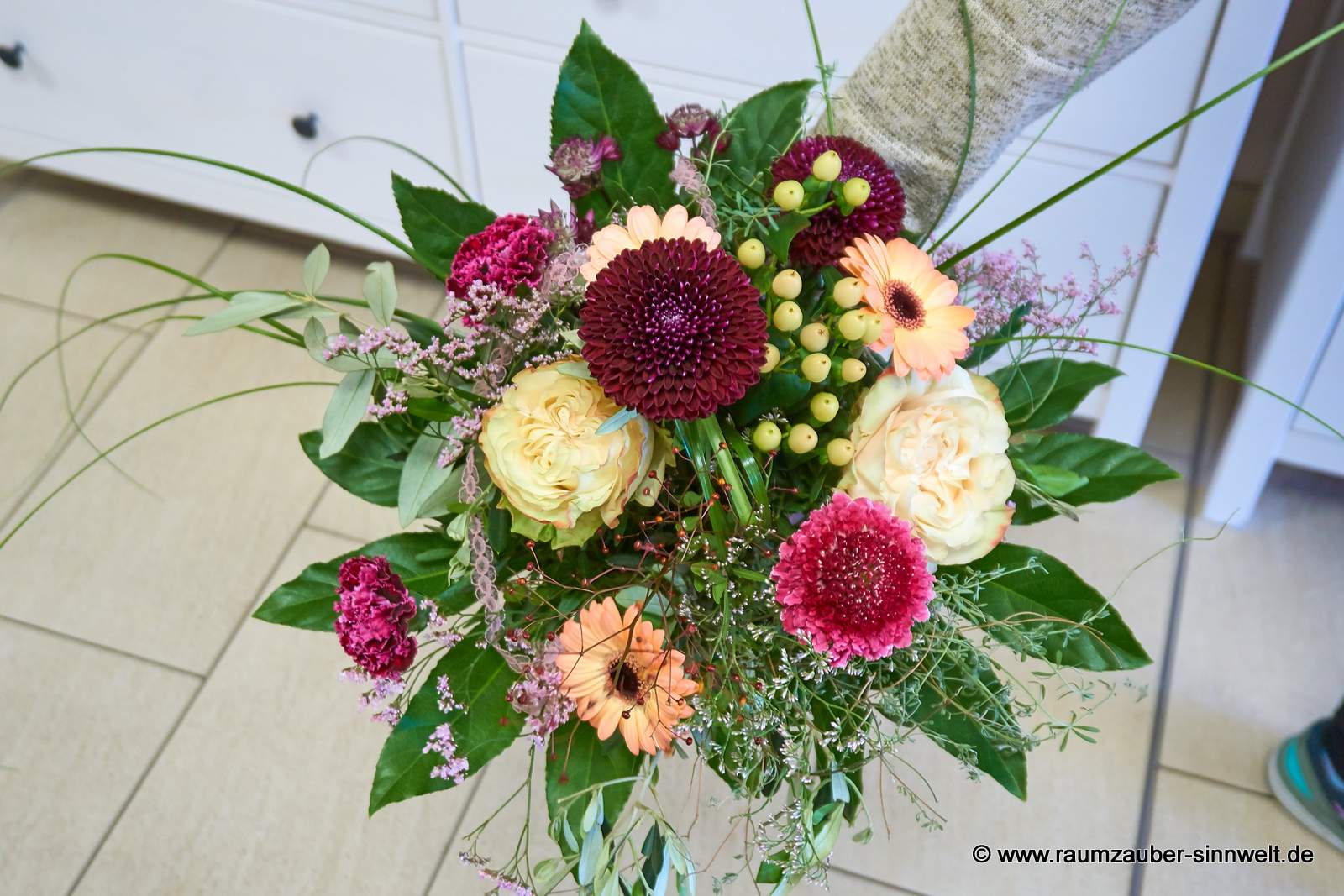 Rundstrauß aus Gerbera, Rosen, Nelken, Scabiosa und Hypericum