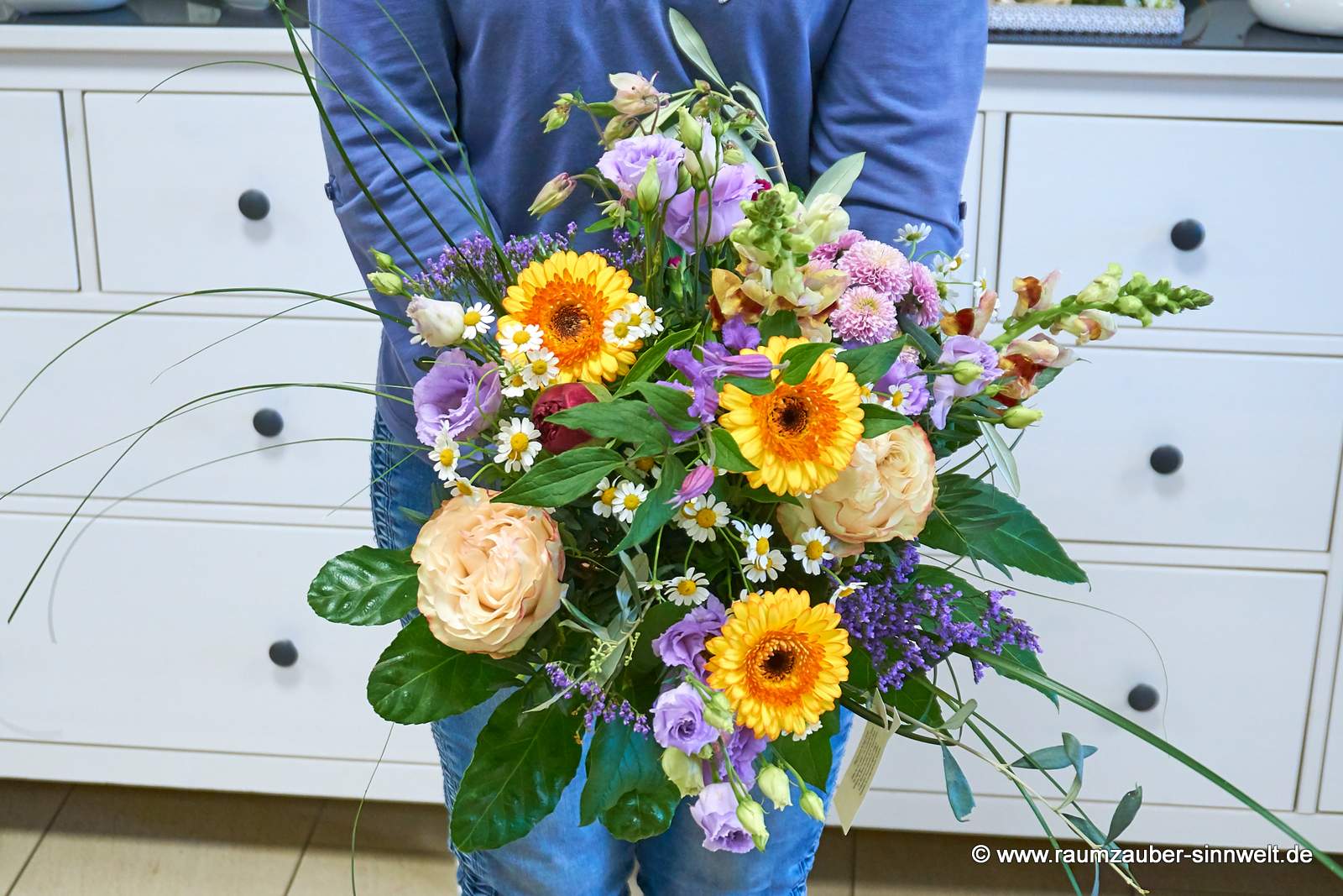 Rundstrauß aus Löwenmaul, Gerbera, Rosen, Eustoma, Clematis und Kamille