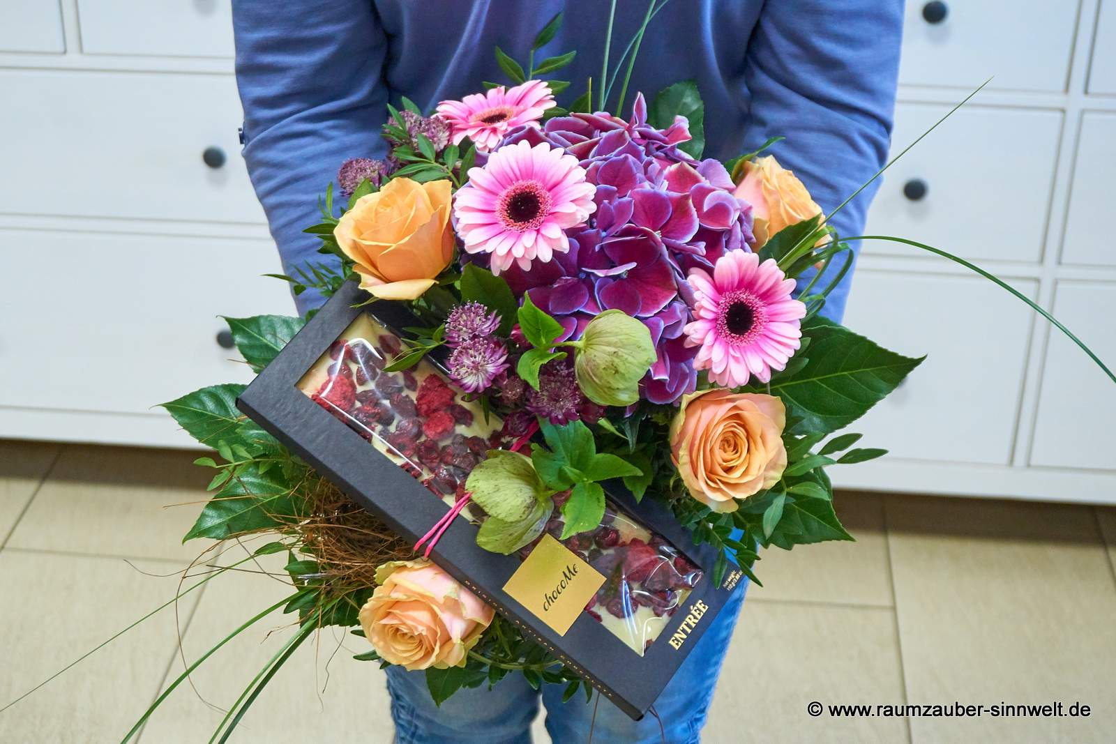 Rundstrauß aus Gerbera, Hortensie, Rosen, Astrantien und Schokolade von chocoMe