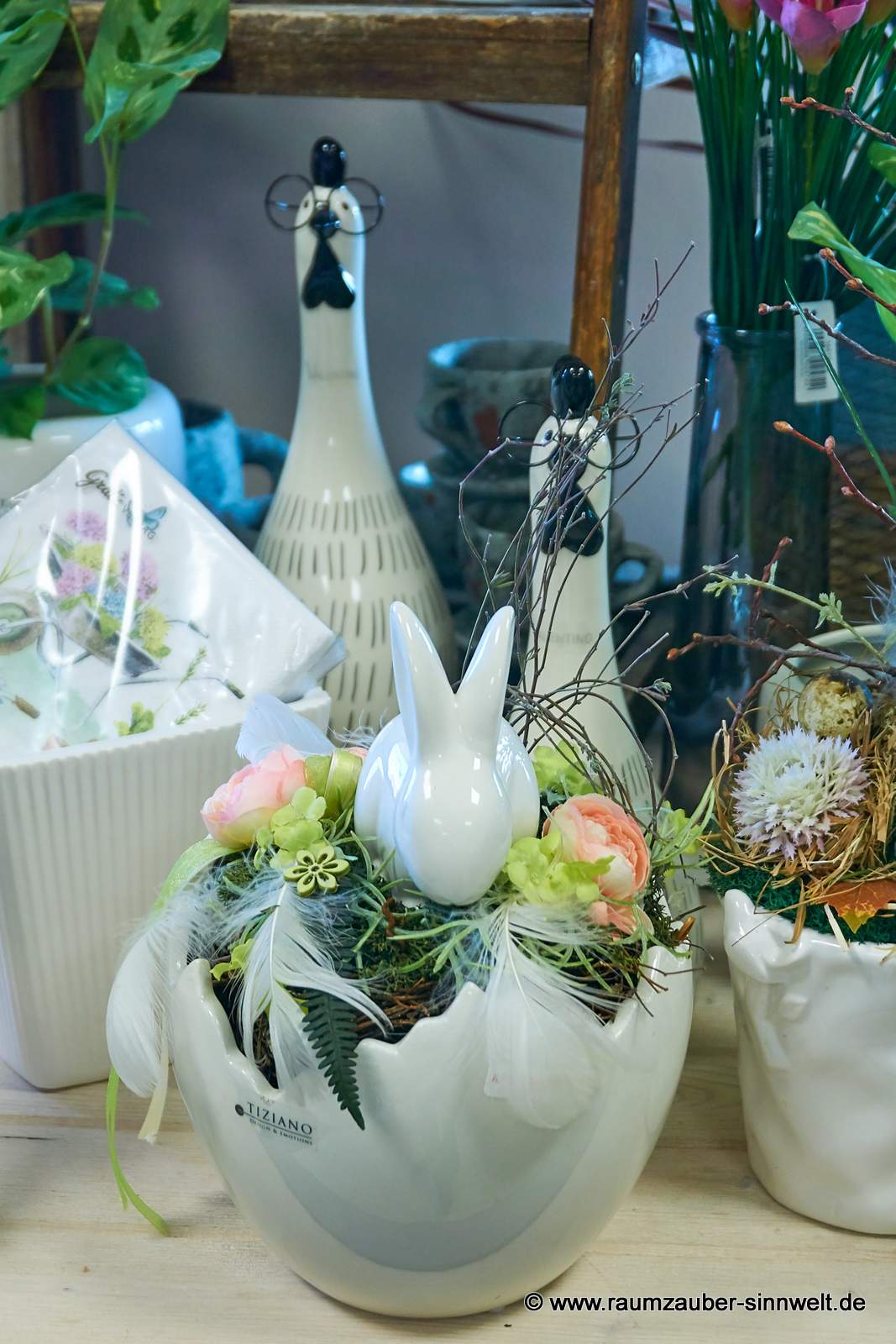 Seidenblumengesteck mit Hase Fabrio in Keramikschale Cosmo von Tiziano und Oster-Deko-Hühner Chickaletta von Valentino