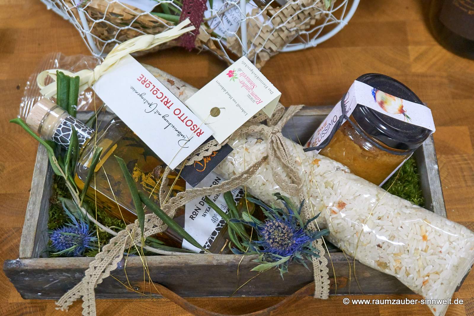 Präsentschachtel gefüllt mit Risotto und Pesto aus italienischer Feinkostmanufaktur und 16 Jahre gereiftem Jamaica Rum