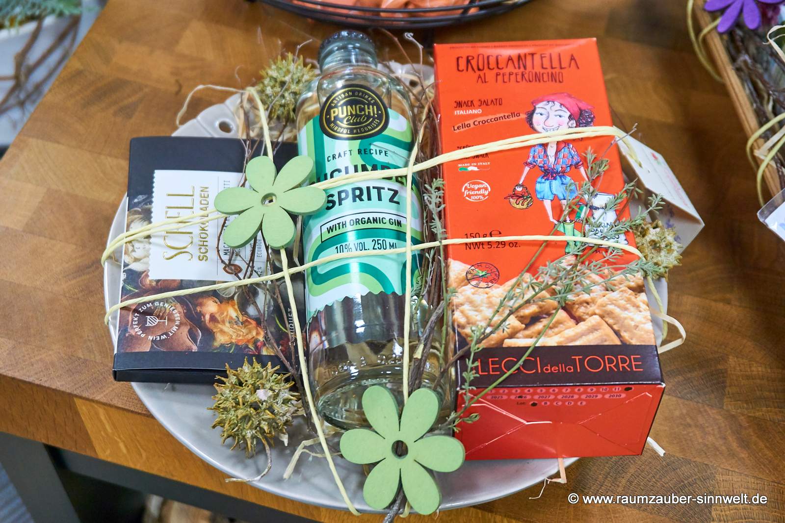 Präsent mit Punch Club Cocktail, Salzgebäck aus italienischer Feinkostmanufaktur und Schokolade aus der SCHELL-Schokoladenmanufaktur.