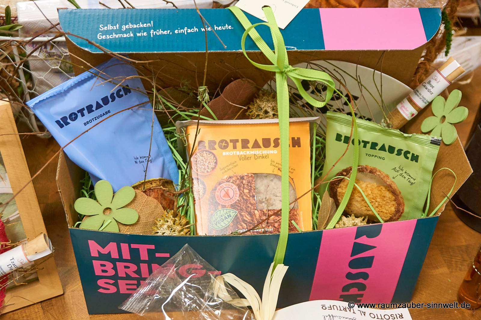 Präsentkorb mit Brotbackmischung, Brotzugabe und Topping aus 100% natürlichen Zutaten und ohne Zusatzstoffe von deutscher Brotmanufaktur