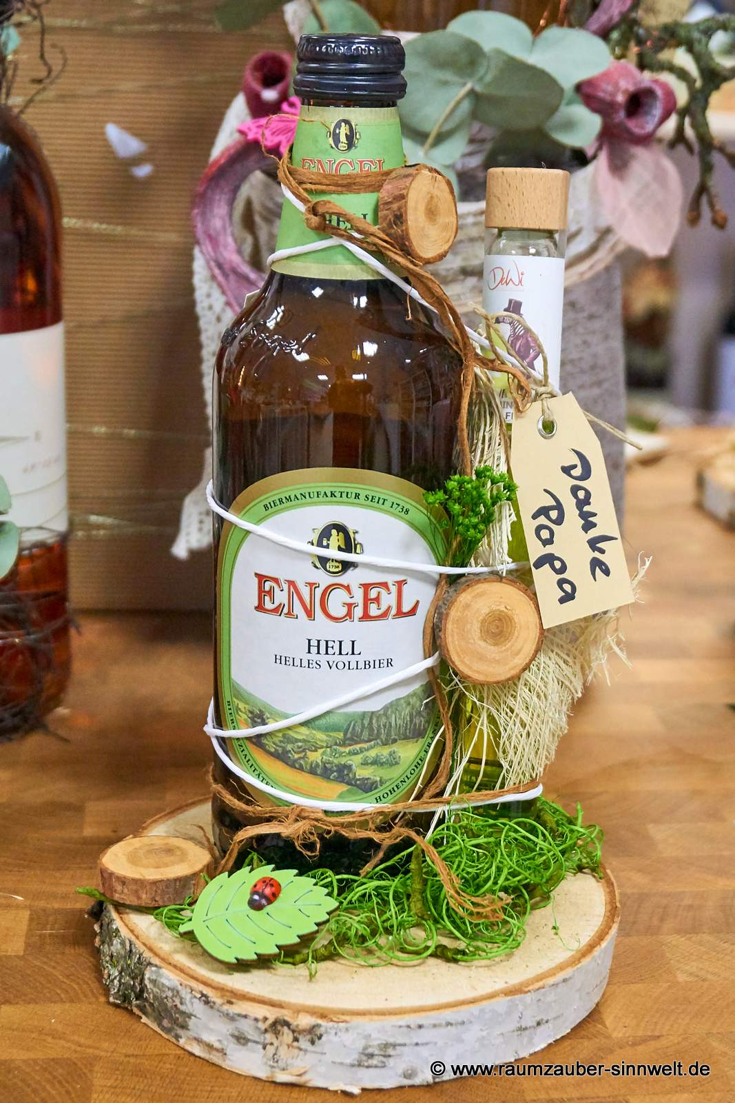 Bier aus der Biermanufaktur Engel mit Likörröhrchen als Präsent dekoriert