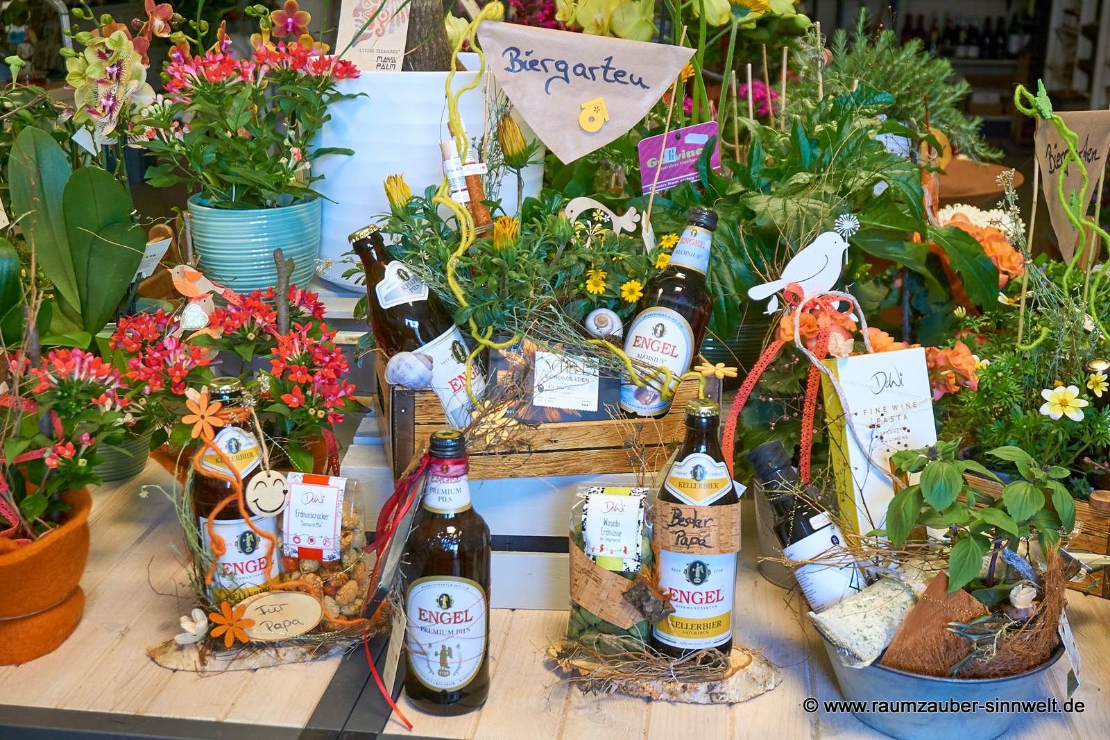 Dekorierte Präsente und Präsentkörbe mit Bier aus der Biermanufaktur Engel zum Herrentag.