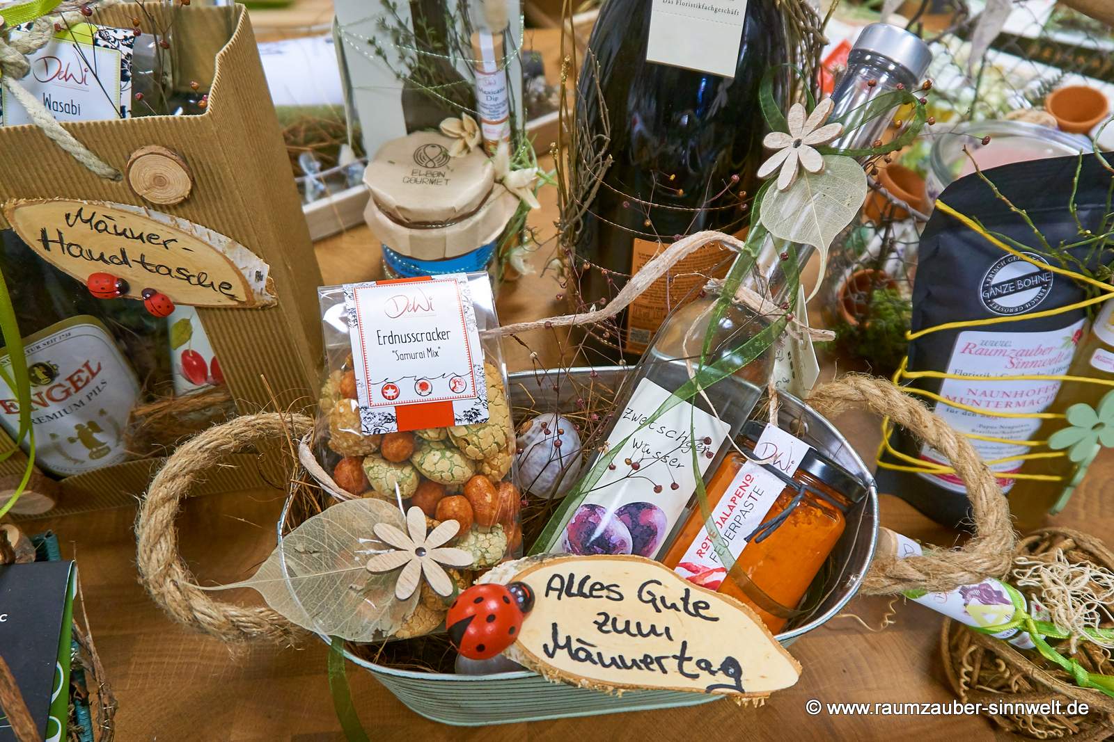 Präsentkorb mit Likör, Feuerpaste und herzhaften Naschereien.