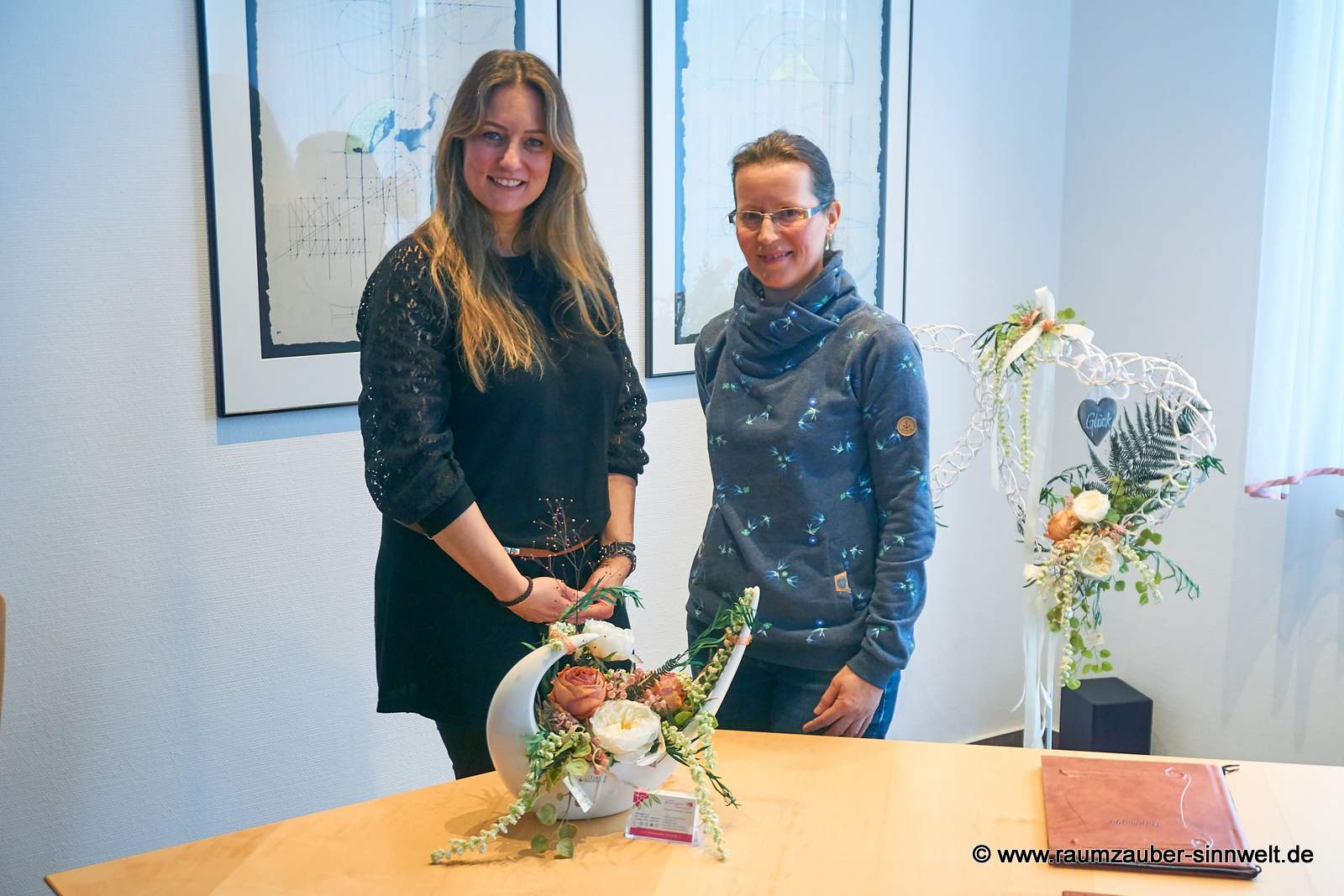 Claudia Tenner und Anja Kittler vom Standesamt Naunhof platzieren den neuen Blumenschmuck