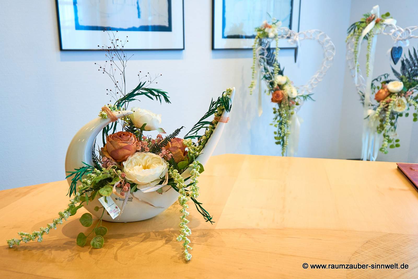 Seidenblumendekoration in Keramikgefäß von Tiziano