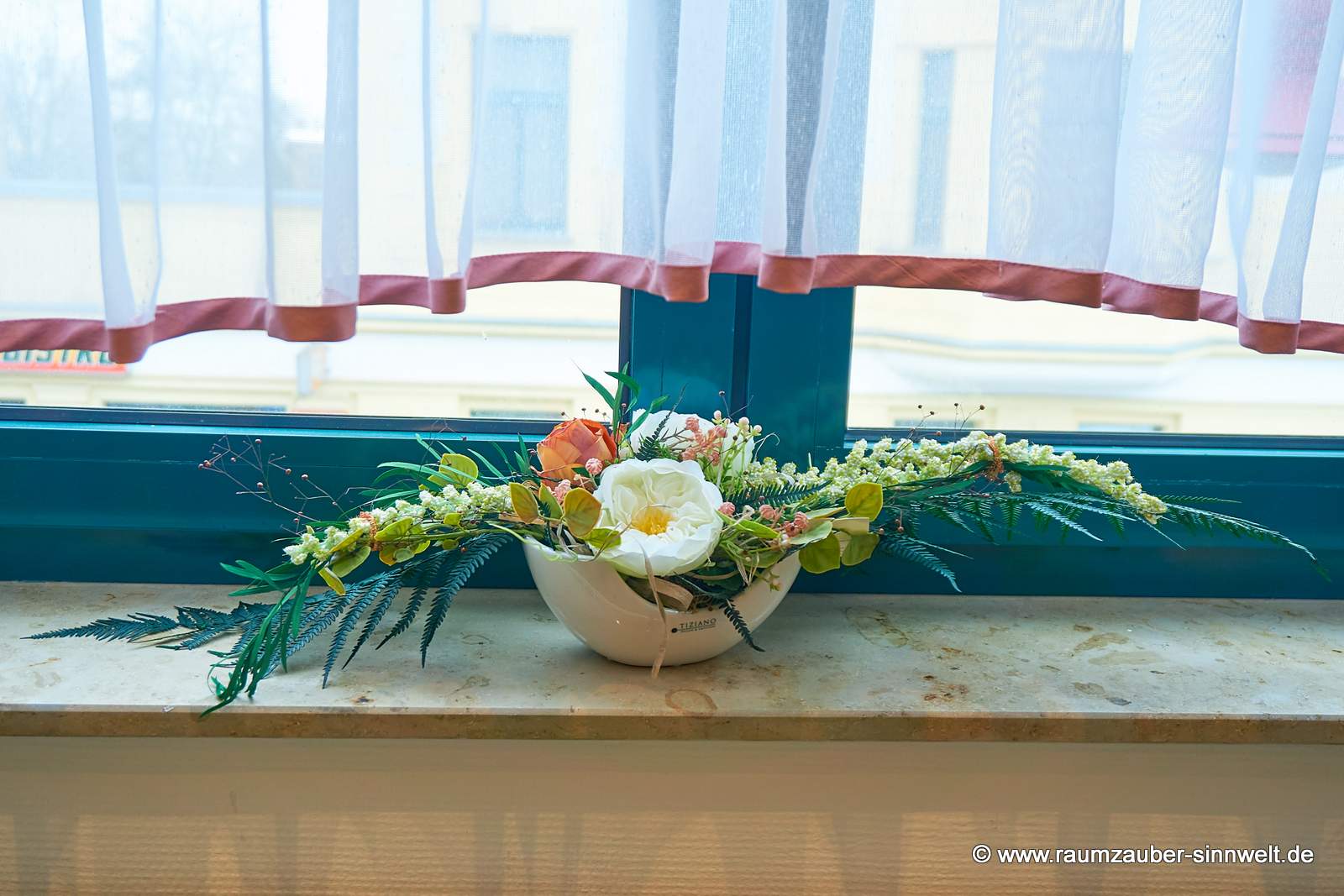 Seidenblumendekoration in Keramikgefäß von Tiziano