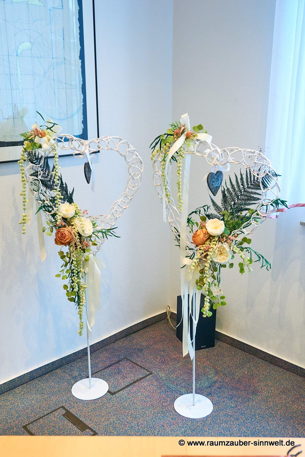 Dekoherzen mit Seidenblumen dekoriert