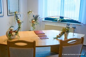 Blumenschmuck aus Seidenblumen als Dekoration im Standesamt Naunhof