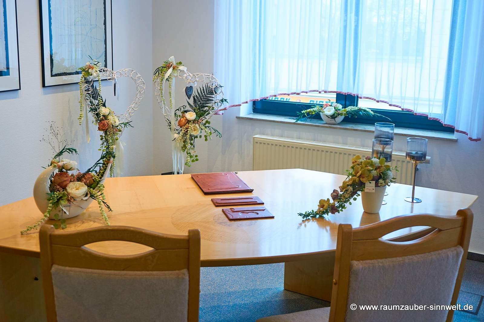 Blumenschmuck aus Seidenblumen als Dekoration im Standesamt Naunhof