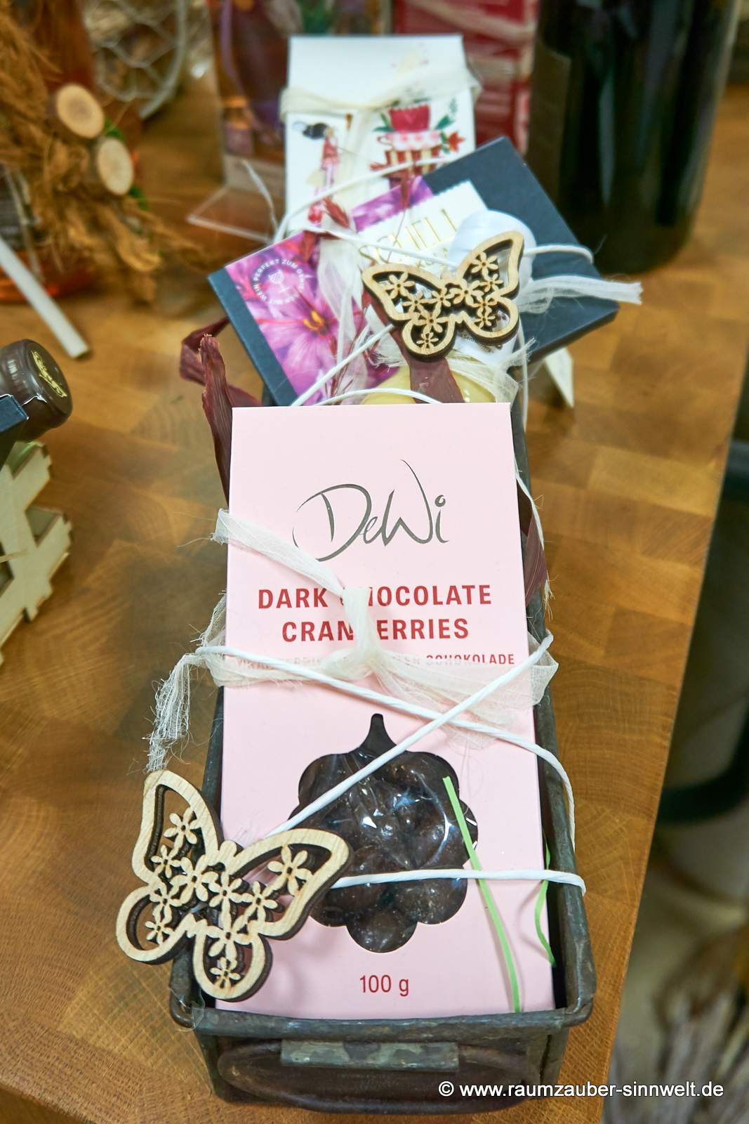 Präsentkorb mit Likör "Scharfes Gelb", Schokofrüchten, naturbelassener Kräuterteemischung vom Grätz Verlag und Schokolade aus der SCHELL-Schokoladenmanufaktur