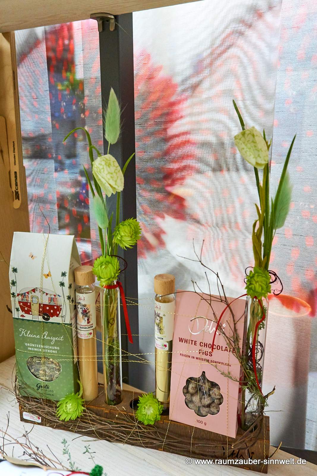 Trockendekoration aus Gräsern und Seidenblüten in Glasröhrchen in Holzständer als Präsent mit naturbelassener Kräuterteemischung vom Grätz Verlag und Schokofrüchten.