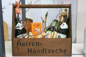 Präsentkiste mit Salzgebäck aus italienischer Feinkostmanufaktur, italienischen Schokoladenspezialitäten und Bier aus der Biermanufaktur Engel