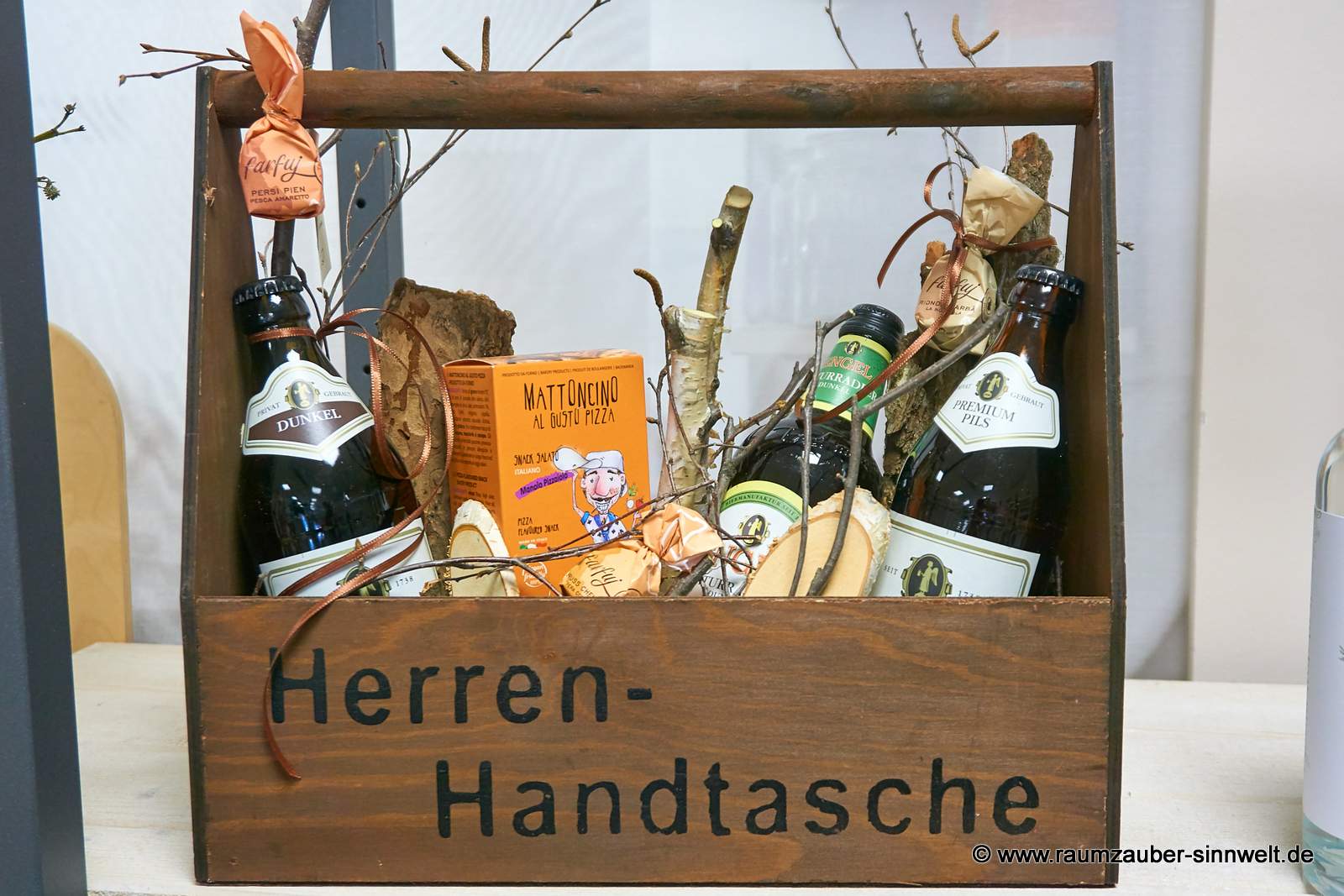 Präsentkiste mit Salzgebäck aus italienischer Feinkostmanufaktur, italienischen Schokoladenspezialitäten und Bier aus der Biermanufaktur Engel