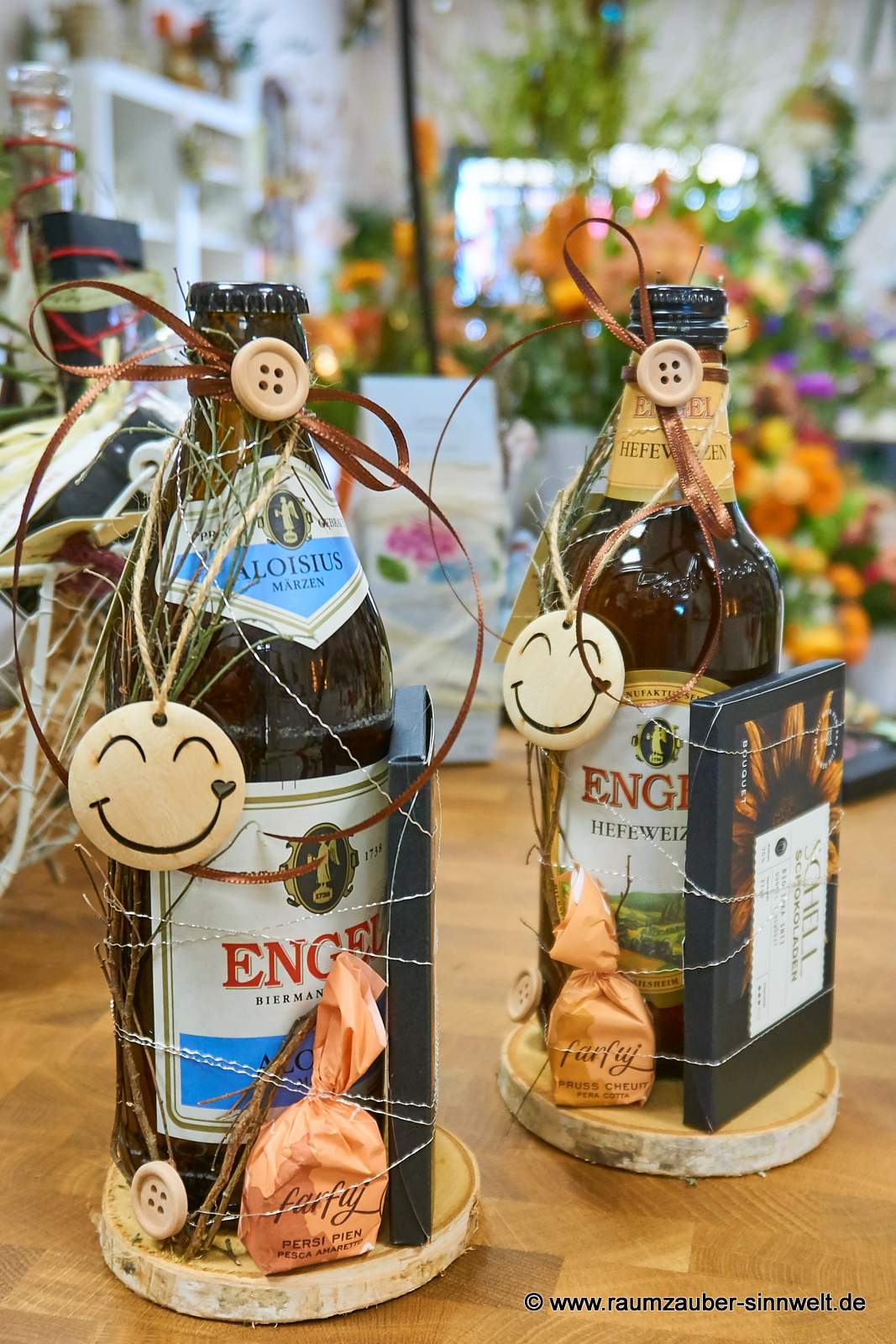 Dekoriertes Präsent mit Bier aus der Biermanufaktur Engel, italienischen Schokoladenspezialitäten und Schokolade aus der SCHELL-Schokoladenmanufaktur