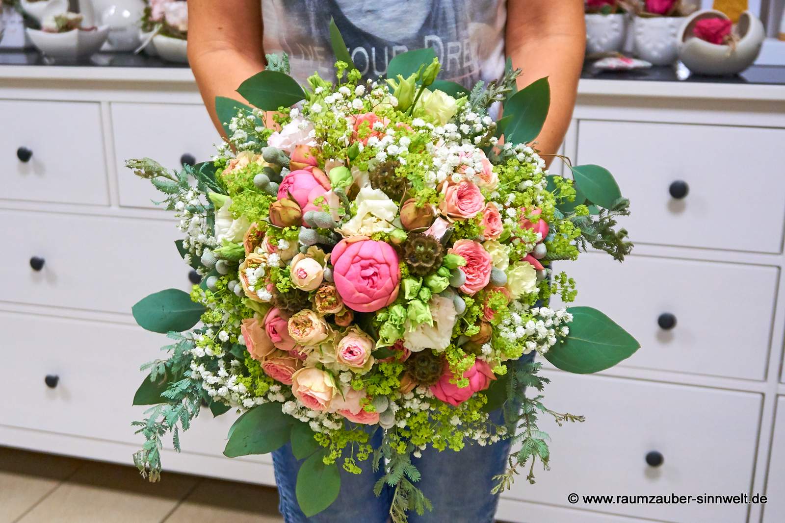 Brautstrauß aus Eustoma, Rosen, Eukalyptus und Schleierkraut