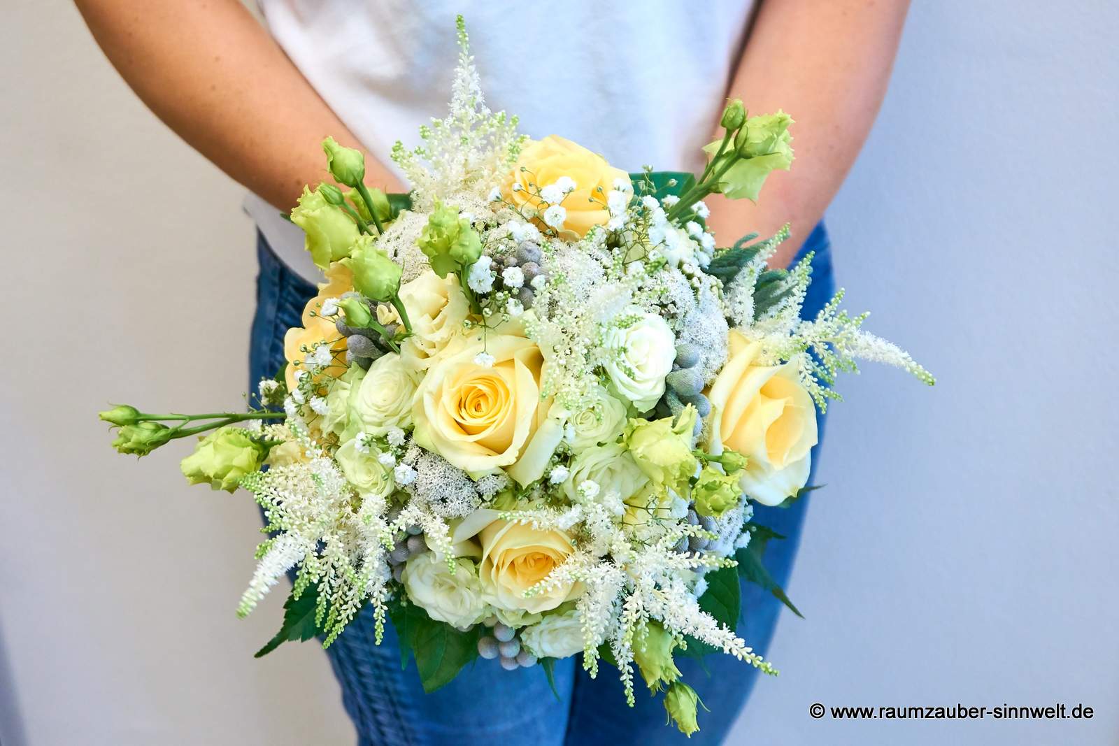 Brautstrauß aus Rosen, Astilben, Eustoma und Schleierkraut