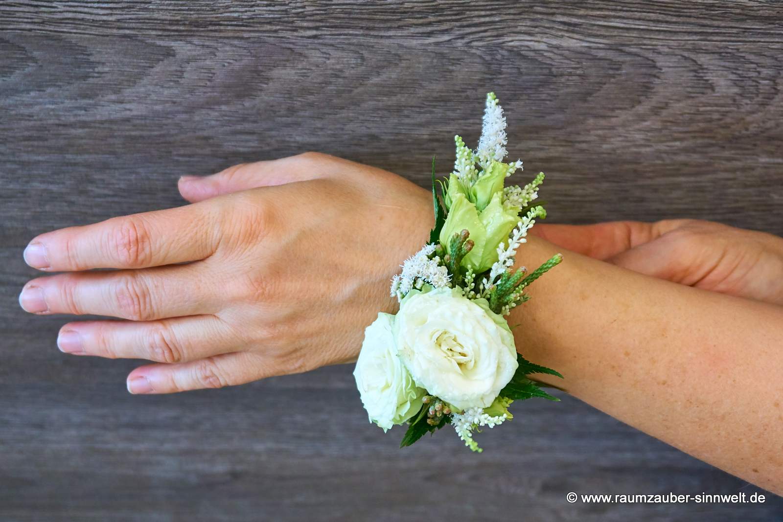 Blütenarmband für Braut und Brautjungfern aus Rosen, Astilben und Eustoma