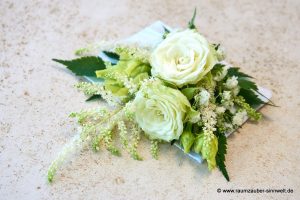 Anstecker für Bräutigam und Trauzeugen aus Rosen, Astilben und Eustoma