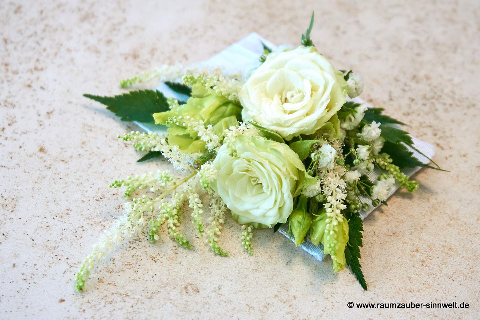 Anstecker für Bräutigam und Trauzeugen aus Rosen, Astilben und Eustoma