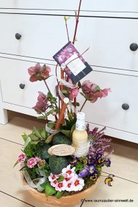 Präsent zur Diamantenen Hochzeit aus Christrosen, Primeln, Nelken, Heide mit Likör "Scharfes Gelb" und Schokolade aus der SCHELL Schokoladenmanufaktur