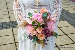 Brautstrauß aus Rosen, Pfingstrosen, Eukalyptus und Astranthien