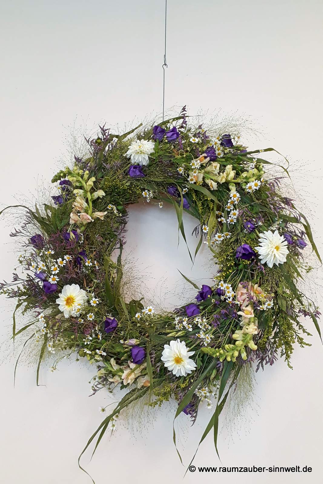 Altarkranz aus Kamille, Eustoma, Limonium, Löwenmaul und Dahlien