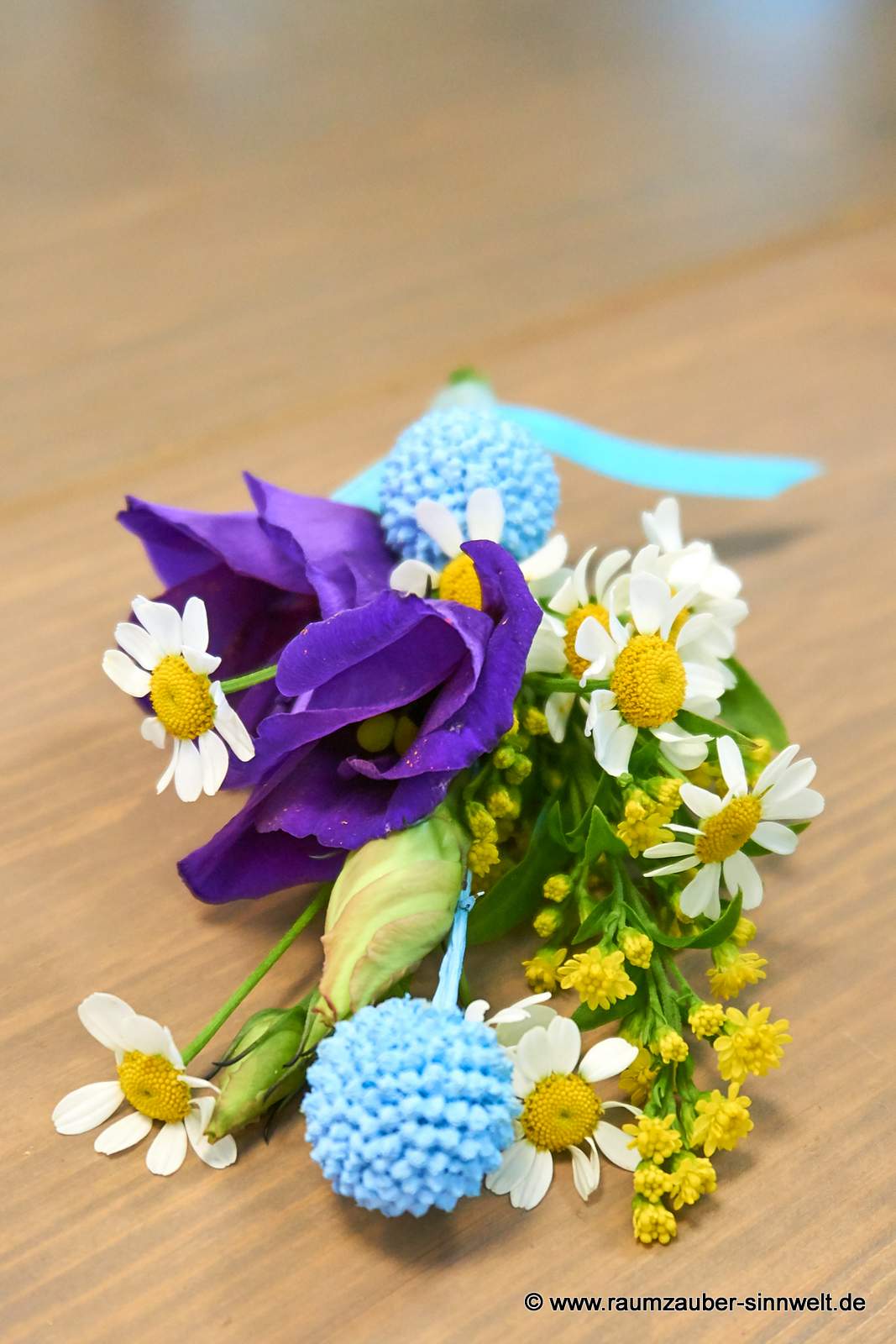 Anstecker für Bräutigam und Trauzeugen aus Kamille, Eustoma und Craspedia