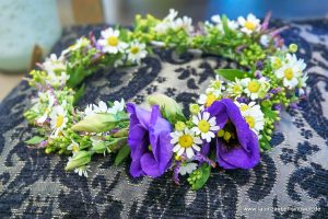 Haarkranz als Haarschmuck für Braut und Brautjungfern aus Kamille, Eustoma und Limonium