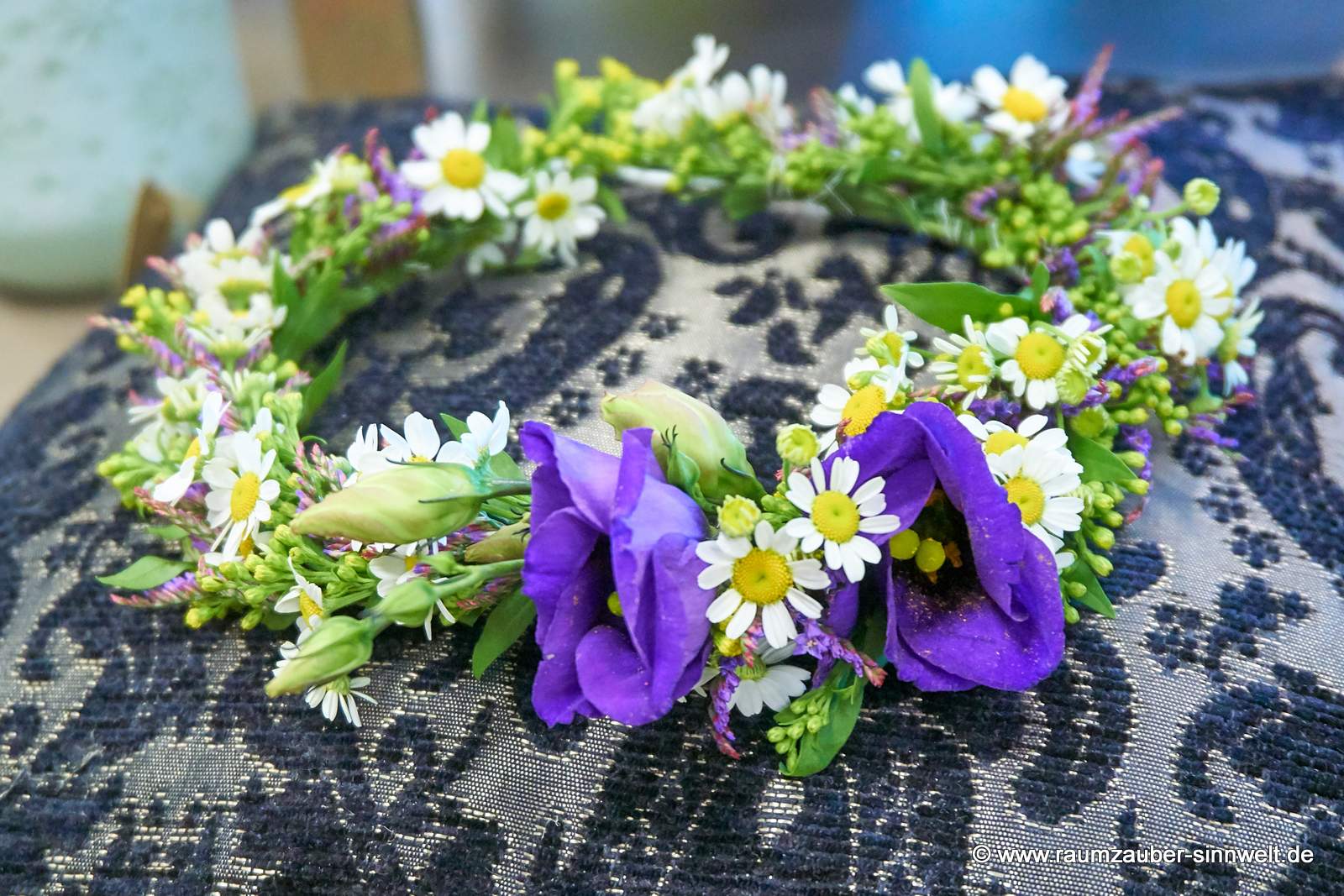 Haarkranz als Haarschmuck für Braut und Brautjungfern aus Kamille, Eustoma und Limonium
