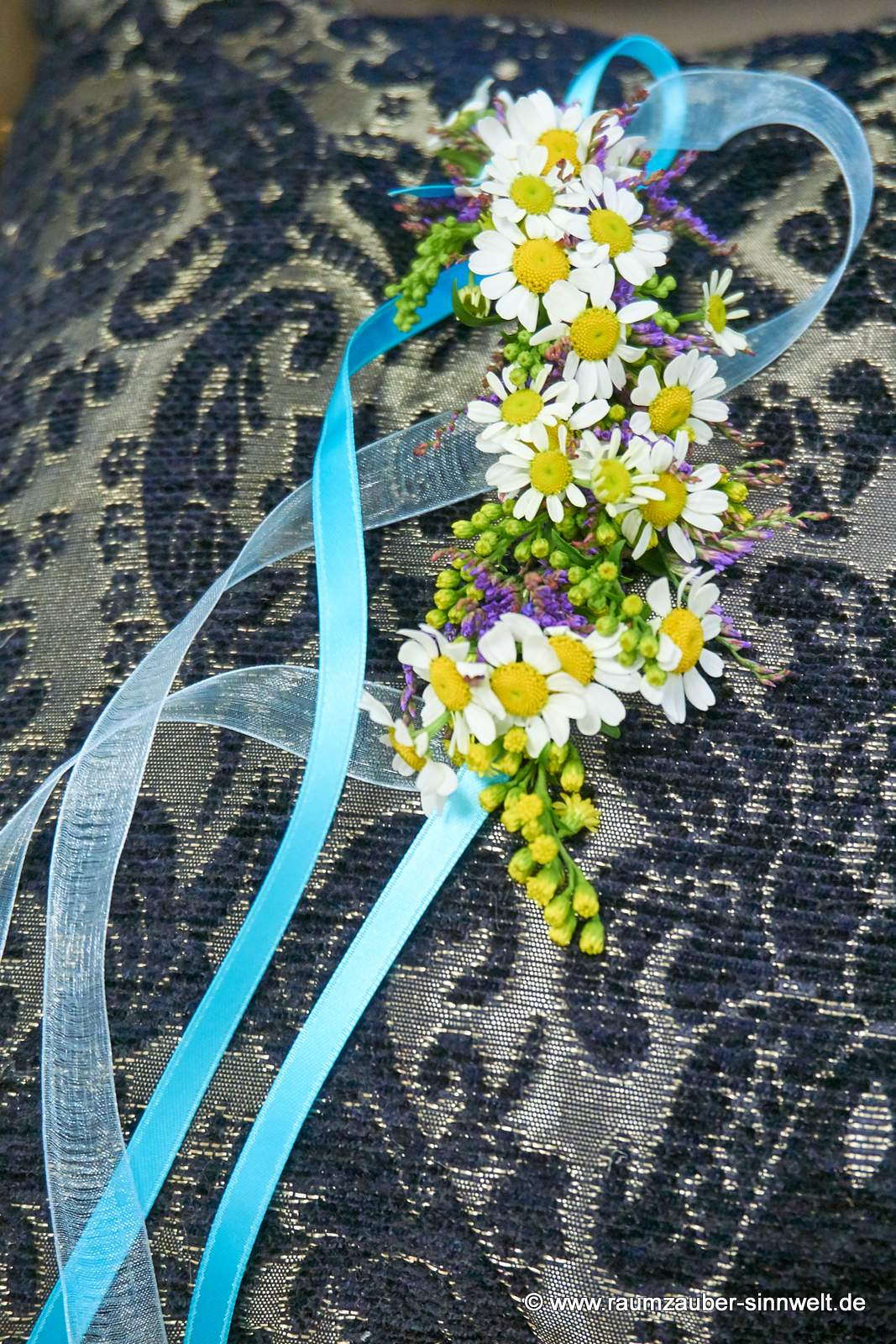 Blumengürtel für Hochzeitsdirndl aus Kamille, Limonium und Bändern
