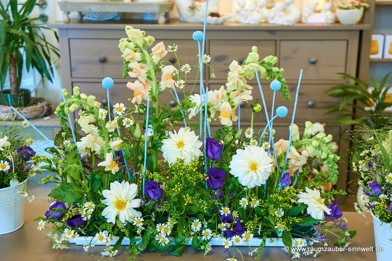 Altargesteck aus Kamille, Eustoma, Limonium, Löwenmaul, Dahlien und Craspedia