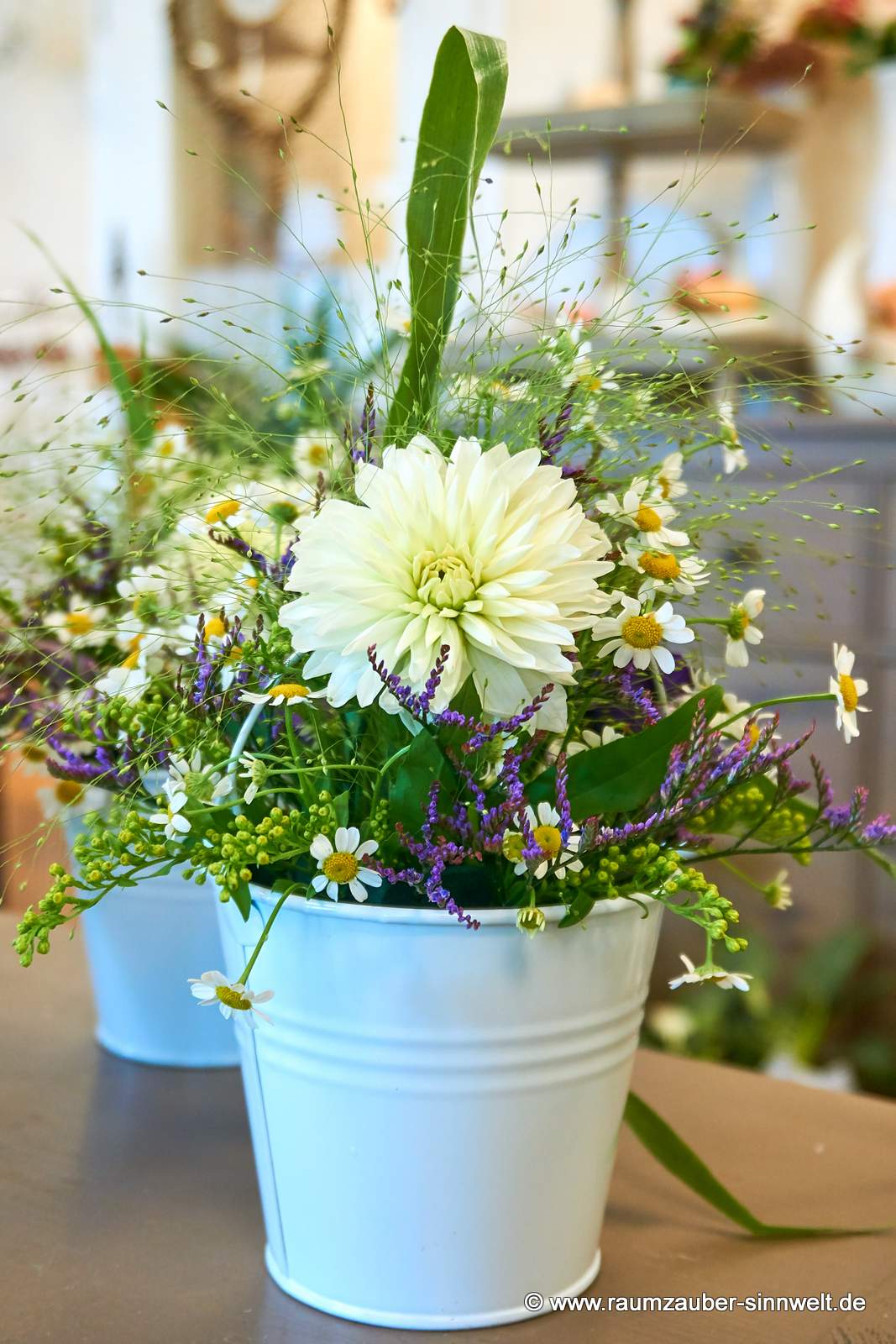 Tischdekoration aus Kamille, Eustoma, Limonium und Dahlien