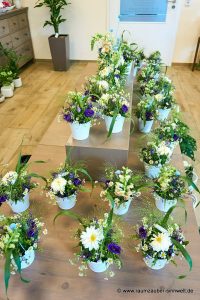 Tischschmuck aus Kamille, Eustoma, Limonium, Löwenmaul und Dahlien