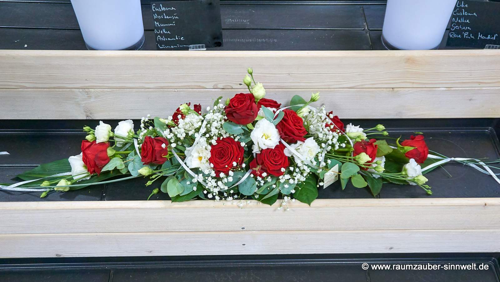Tischschmuck aus Rosen, Eustoma, Schleierkraut und Eukalyptus