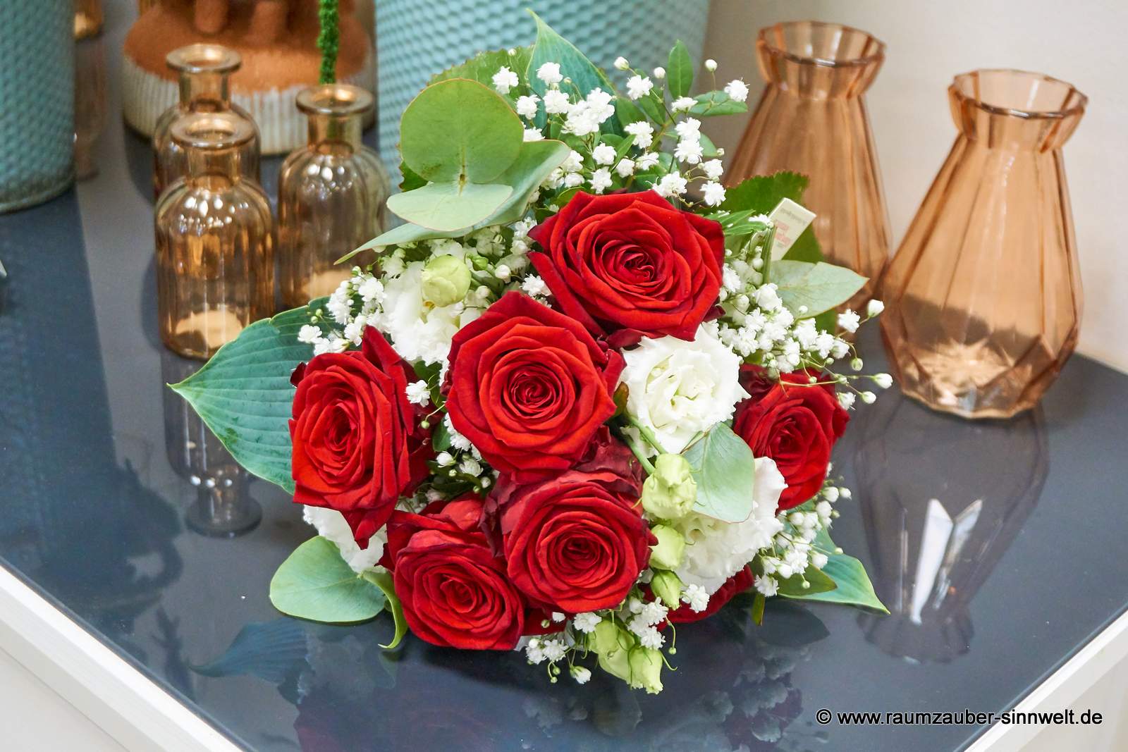 Brautstrauß aus Rosen, Eustoma, Schleierkraut und Eukalyptus